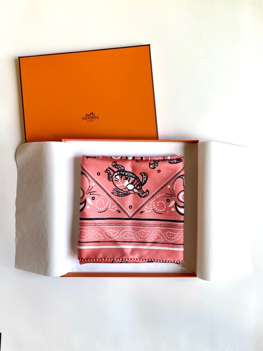 Hermès Silk Scarf | Les Tortues Bandana 55 cm | Color Rose Thé | NEW - Picture 3 of 5
